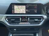 BMWのナビゲーションは操作性も良く、詳細な地図情報と交通状況を見やすく表示し、快適なドライビングをサポートしながら目的地までナビゲートします。