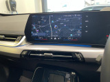 BMWのナビゲーションは操作性も良く、詳細な地図情報と交通状況を見やすく表示し、快適なドライビングをサポートしながら目的地までナビゲートします。