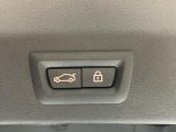 電動パワーゲートです。開閉がボタン1つで開け閉め行えます。また、状況に応じてのトランクハッチ開閉量を簡単に設定可能です。スマートオープナーも便利な機能です。ぜひお試しください。