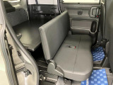 【リヤシート】後席は荷室を広くした分、足元は広くないですが、短距離の移動であれば全席合わせて4人の乗車が可能です。