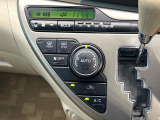 【オートエアコン】一度お好みの温度に設定すれば、車内の温度を検知し風量や温度を自動で調整。暑い&hellip;寒い&hellip;と何度もスイッチ操作をする必要はありません。快適な車内空間には必須の機能ですね♪