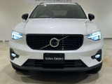 ボルボXC40は、よりスマートに、より大胆に生まれ変わりました。刷新されたフロントフェイス、先鋭的な躍動感を感じさせるスタイリング。SUVの姿を体現するプロポーションは力強さに溢れた佇まいを見せます。