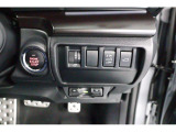 キーレスアクセス&プッシュスタート。アクセスキーを携帯して運転席か助手席のドアハンドルの内側に触れるだけで開錠 ドアハンドルのセンサーに触れて施錠