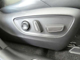 運転席パワーシート搭載。微妙な調整が手軽にでき、ピッタリのポジションで運転することが可能です。