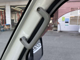 運転席・助手席に取り付けられている乗降グリップ。スムーズな乗り降りをサポートします