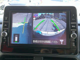 【アラウンドビューモニター】空から見下ろすような視点で、スムースな駐車と安全確認をサポートします。