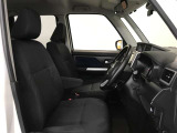 高いホールド性で運転姿勢が安定します。長距離ドライブでも疲れにくいのが魅力です。快適なドライビングライフをお送りください♪