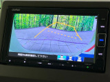 【バックカメラ】駐車時に後方がリアルタイム映像で確認できます。大型商業施設や立体駐車場での駐車時や、夜間のバック時に大活躍!運転スキルに関わらず、今や必須となった装備のひとつです!