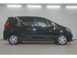 リアには左右スライドドアを採用。狭い駐車場でも開閉しやすく、強風の日でもドアが煽られにくくなっております。小さなお子さまやご年配の方も安心して乗り降りできます。