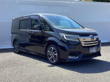 狭い駐車場でも、スライドドアならチャイルドシートへのお子さまの乗降や荷物の積載もスムーズ。とても便利な【両側電動スライドドア】ドアハンドを少し引くだけでリアドアが自動開閉します。