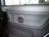 パワーウィンドウのスイッチですよ。運転席に居ながら窓を開け閉めのコントロールできます。