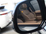ブラインドスポットモニターは、左右斜め後ろを平行して走る車を認識し、車線変更の際に危険を察知するとドライバーへ警告を促します。夜・雨・トンネル内など走行時の環境が悪い時ほど便りになる機能です!
