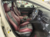 運転席の画像です。足元やシートまわりに余裕があり、リラックスした姿勢で運転が可能です。視界も良好で操作系へのアクセスもしやすく、快適で安心感のあるドライブをサポートします。