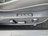 運転席シートは電動アジャストタイプ。メモリープリセット機能付きなのでご家族で運転交代される際も、ポジション調整の手間がかかりません。