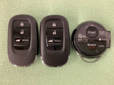 スマートキーを装備しています。鍵を差し込むことなくドアロックの開け閉めと、スタートボタン操作でのエンジンスタートができます。加えて、純正リモコンエンジンスターター用の操作キーもついています。