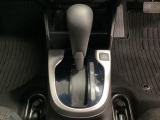 CVT車のセレクトレバーです。低速から高速まで、変速ショックのないスムーズな走りを実現するとともに、エンジン効率のよい領域を維持することで燃費にも貢献します。