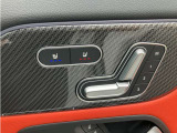 メモリー付き電動シートも装備されておりますのでシート位置を3パターン記憶できます。