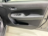 【運転席ドア】ボトルホルダーや収納ポケットが付いているので運転席周りもスッキリ保てます★