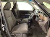 女性でも運転がしやすいように、シートの高さ調整機能(シートリフター)がついています。運転席と助手席の間が空いている為、助手席側への移動がスムーズです。交通量の多い道でも助手席側から乗り降りができます。