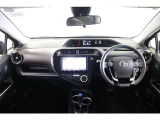 フードが低いセンターメーターで運転席からの視界は良く、助手席からもメータの情報を見ることが出来ます。操作ボタンやダイヤルが届きやすい位置に配置されていて利便性も良い使いやすい運転席廻りです。