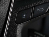 【LTA/レーントレーシングアシスト】高速クルージングをサポートする機能!車線や先行車・周辺車を前方カメラやレーダーで認識し、軌跡を追うように車線維持に必要なハンドルの操作をサポートするシステムです。