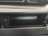 運転席側のインパネアッパーボックスは嬉しい収納!USBソケット付きでスマホの充電もできます!