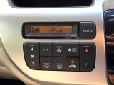 【オートエアコン】一度お好みの温度に設定すれば、車内の温度を検知し風量や温度を自動で調整。暑い&hellip;寒い&hellip;と何度もスイッチ操作をする必要はありません。快適な車内空間には必須の機能ですね♪