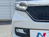 【LEDヘッドライト】悪天候や夜間走行時も良好な視界を確保し安心して運転できる高輝度LEDヘッドライトを装備!点灯速度が早く、消費電力も抑えられています。