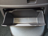 足元には便利なセンターロアボックスを設置。車内を整理しやすく、使い勝手の良さが魅力です。