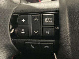 ステアリングスイッチ付き。前方から目を離すことなく操作することが可能です。
