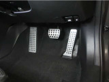 【アクセル/ブレーキペダル】スポーティーなアルミペダル!フットレスト付きで、運転も快適です♪自然に足を伸ばした先に配置することで、踏み替えがしやすいペダルレイアウト。