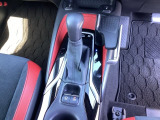 運転席周辺のスマートなレイアウトが、操作のしやすさを実現。快適なドライブをサポートします。手元で操作ができる、電子制御パーキングブレーキ。