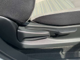 運転席はラチェット式レバーで高さも調整できます
