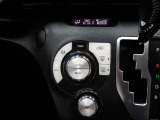 車内の温度管理に便利なオートエアコン☆
