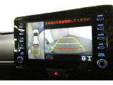 複数のカメラの映像をもとに、クルマを真上から見ているような映像をドライバーに提供し駐車をサポートする機能です。