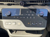 オートエアコン搭載車です。風量を自動で調節します。