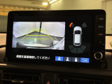 リバースギアに入れるだけで後方の表示へ切り替わります。夜間や雨の日の駐車も楽になりますよ。