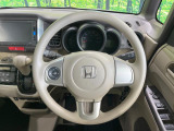 インテリアに合わせたデザインのステアリングは、運転される方のことも考え、運転しやすい形状、大きさです。是非一度、実際に触ってお確かめください。
