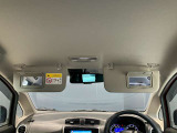 両席のサンバイザーにはバニティーミラーも付いています。身だしなみチェックには欠かせません。
