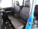 運転席と助手席は足元が繋がっているので自由に行き来しやすいので駐車場が狭いときでも助手席側からスムーズに乗り降りできて便利!
