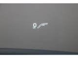 ヘッドアップディスプレイ(HUD)です。運転に必要な情報をフロントガラスの視野内に投影することで視線を外さず確認できます。車速のほかにナビと連携したルート案内など、さまざまな情報をワイドに表示します。