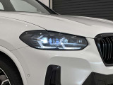 アダプティブLEDヘッドライトはステアリングを切った方向を照らします。