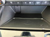 車内でモバイル機器の充電にも使用できる、Qi規格のワイヤレス充電器も備えています。