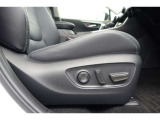運転席にはパワーシートが付いております。パワーシートは指先1つで操作出来るためチカラの弱い女性の方でもシートに座ったまま操作出来ます♪