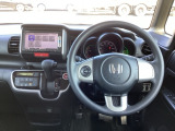 運転席周辺のスマートなレイアウトが、操作のしやすさを実現。快適なドライブをサポートします。パーキングブレーキはフットブレーキタイプです。