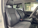 運転席まわりには十分なスペースがあり、大柄な方でもゆったり運転していただける環境です。