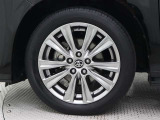 高輝度塗装の18インチアルミホイールが装着されています。タイヤサイズ235/50R18