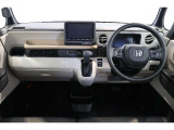 操作性に優れた運転席となります!小物入れや各ボタンの配置にこだわり、使いやすいです!座り心地もよく視認性も良好なのでロングドライブもお任せ下さい!