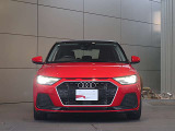 ●Audiが最初に採用したLEDポジショニングランプ。シャープなラインで昼間でも点けていたいと思うほど上品でオシャレです。夜間走行時はさらに目立ちます!