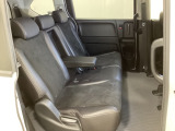 2列目シートは背もたれの角度調節ができるベンチシートになっております。長距離運転になってもゆったりとできるように、アームレストがついてます。